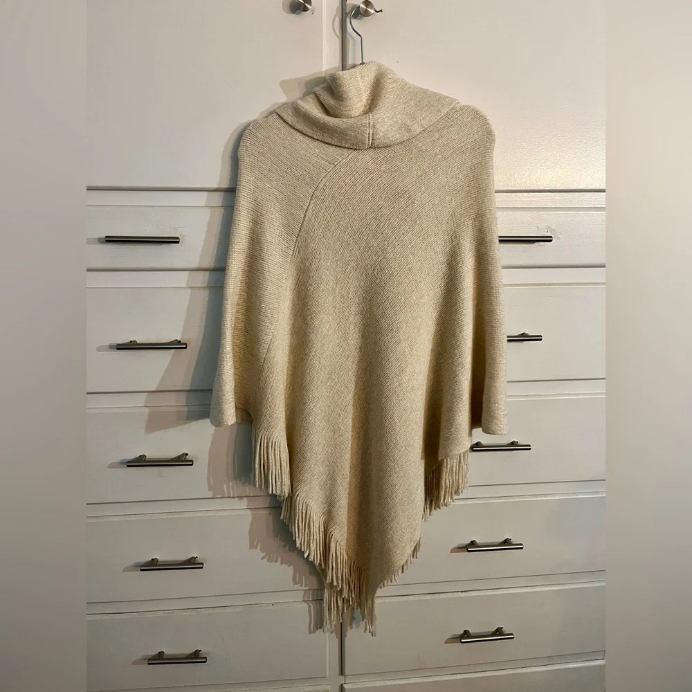 🆕 Chico’s Cream Poncho with Fringe,!one size - Picture 2 of 7